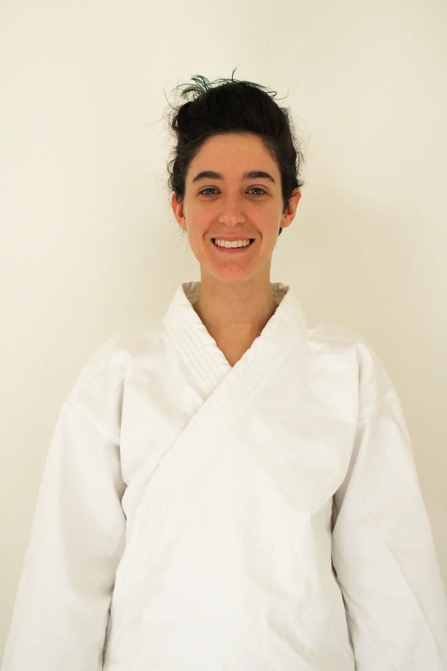 Ritratto di Cecilia Di Natale in kimono bianco su fondo chiaro.